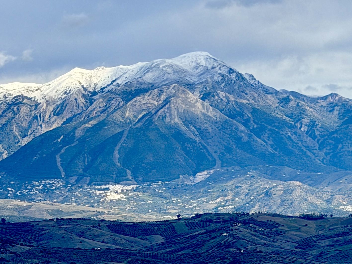 De besneeuwde top van La Maroma boven de witte dorpen van de Axarquía