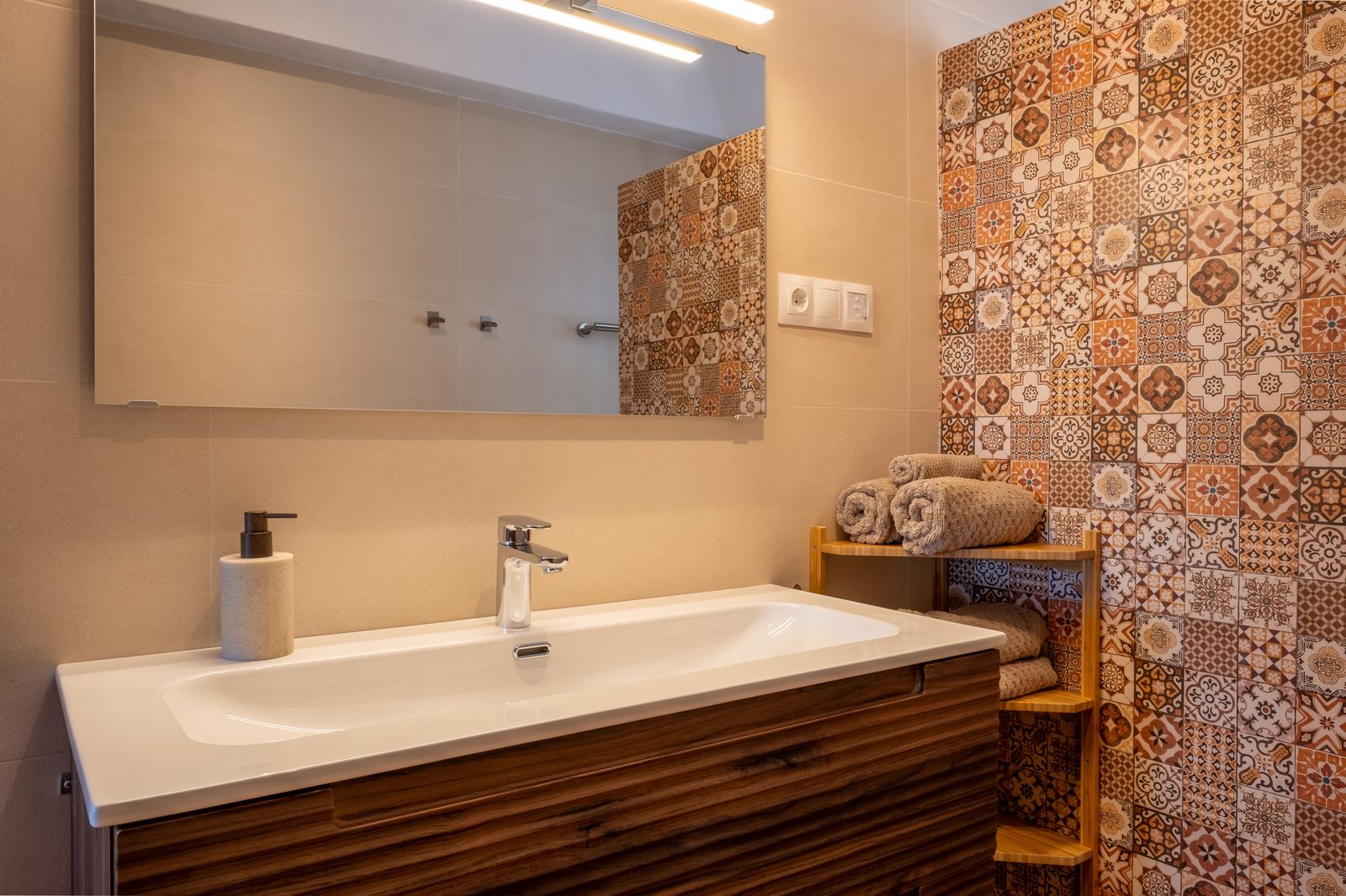 Moderne badkamer met dubbele wastafel en Andalusische patroontegels
